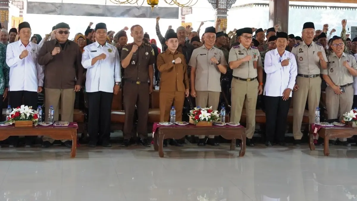 KOLABORASI: Bupati Mojokerto Muhammad Albarraa didampingi Kepala Kanwil BPN Provinsi Jawa Timur Muhammad Naim dan para undangan hadir dalam penyerahkan sertifikat tanah wakaf kepada perwakilan lembaga keagamaan dan pendidikan di Pendapa Graha Majatama Pemkab Mojokerto, Selasa (8/9).&nbsp;(Dori/JPRM)