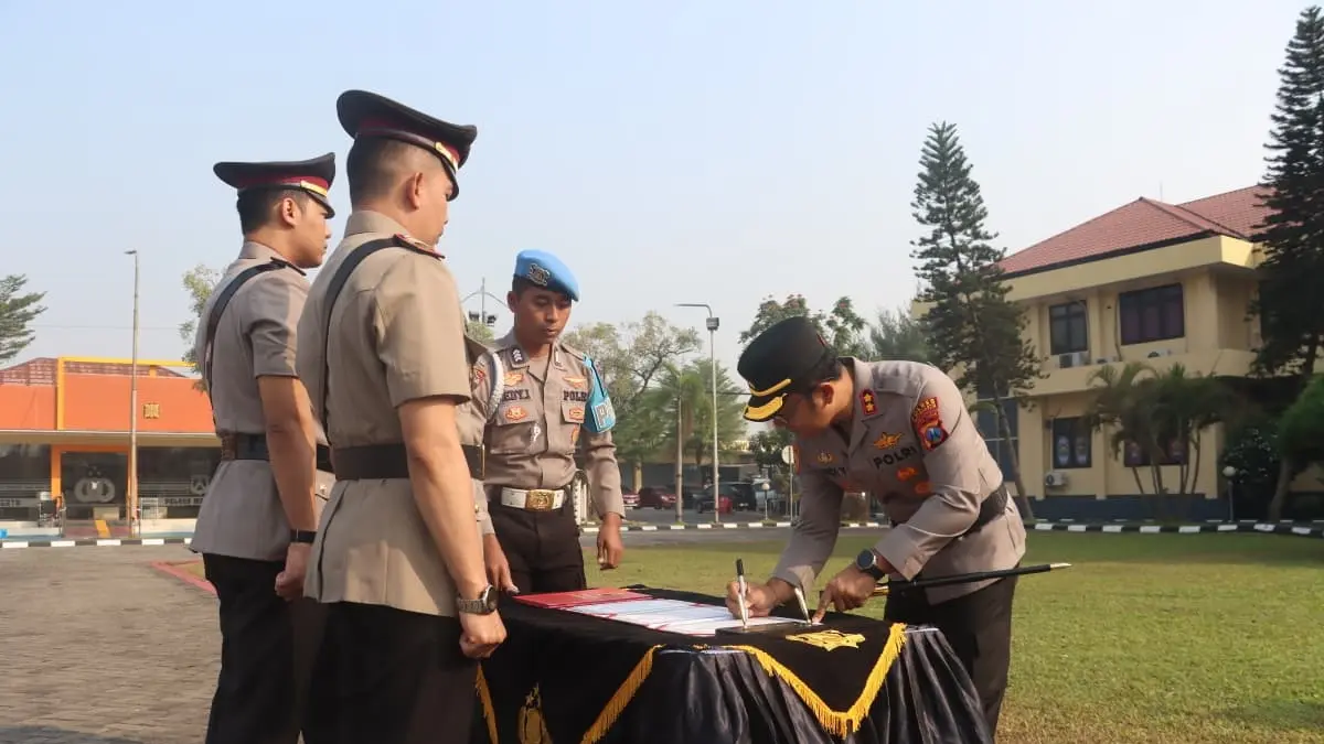 PENYEGARAN: Kapolres Mojokerto AKBP Andi Yudha Pranata memimpin upacara sertijab Kapolsek Trowulan dan Kapolsek Mojoanyar, Selasa (8/9). (Rizal/JPRM)