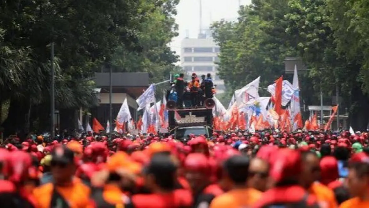 Potret para buruh atau pekerja yang sedang melakukan aksi unjuk rasa pada Hari Buruh Sedunia