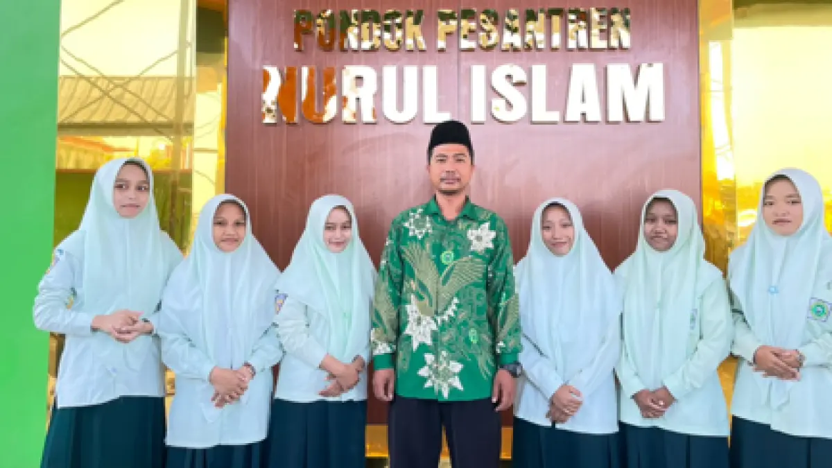 Siti Chamidah, Siti Fatimatuzzahro Al Aini, Devita Nuril Maulidah, Aprilia Inka Putri Nuraini, Najwaa Syifa Rahmahdani, Hasnanda Alya, dan Niken Aisyarah Purnama, siswa 12 Social Class MA Nurul Islam. Di bawah bimbingan Rokhmat Sugianto, S. Sos. 