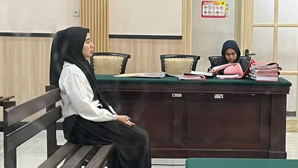 TAK BERKUTIK: Terdakwa kasus penipuan, Rania Fasya, saat menjalani sidang di Pengadilan Negeri Mojokerto, Senin (7/9). (Farisma/JPRM)