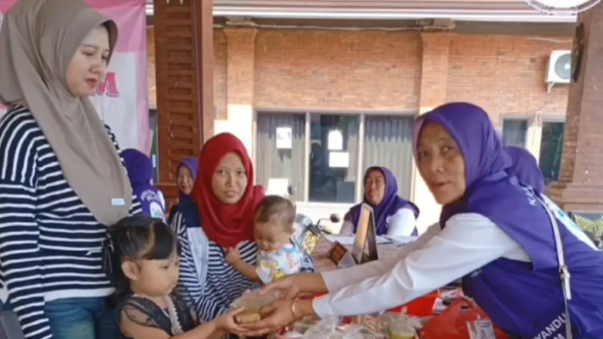 WUJUDKAN DESA SEHAT: Warga Desa Padi, Kecamatan Gondang mengikuti kegiatan pemeriksaan kesehatan dalam kegiatan Posyandu 6 SPM, Kamis (3/9). (dok Pemdes Padi for JPRM) 
