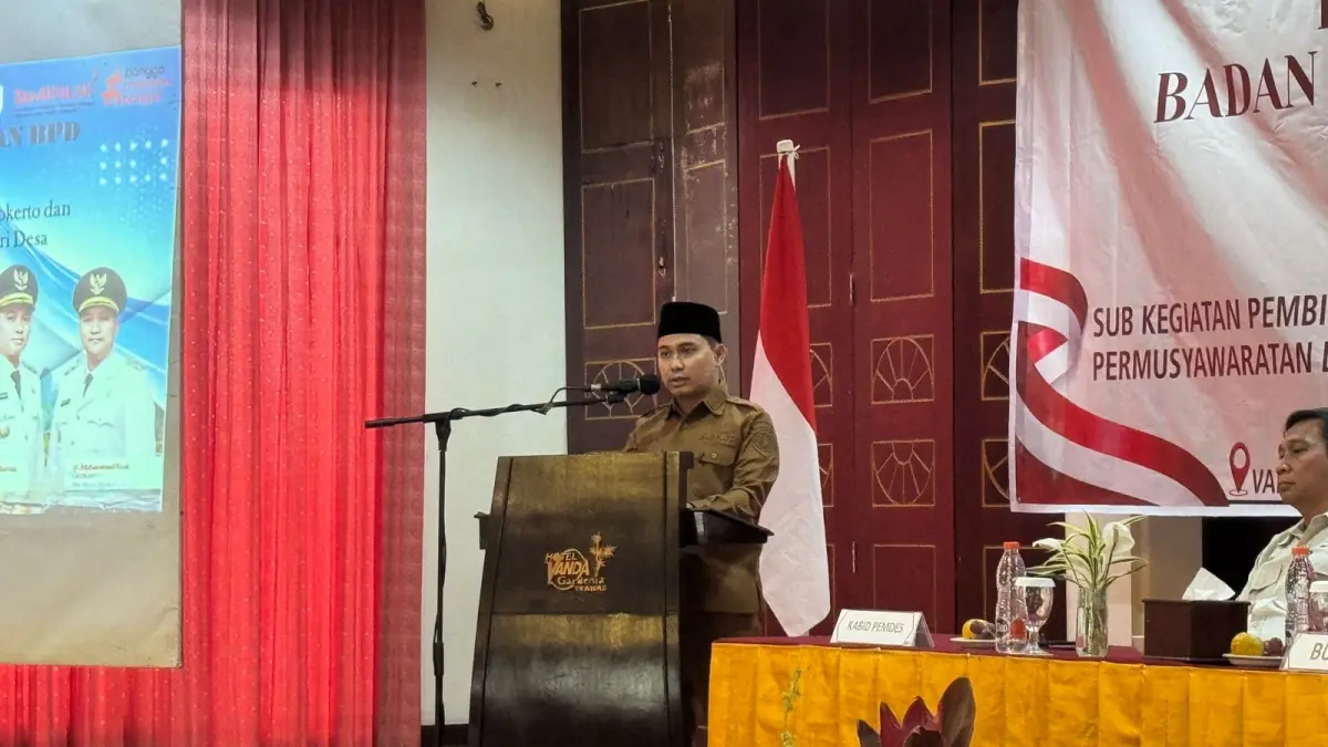 ARAH PEMBANGUNAN: Bupati Mojokerto Muhammad Albarraa memberi arahan kegiatan pembinaan peningkatan kapasitas anggota BPD dalam rangka fasilitasi pengisian keanggotaan BPD serentak periode 2027-2035 se-Kabupaten Mojokerto di Hotel Vanda Gardenia Trawas, Selasa (8/9). (Dori/JPRM)