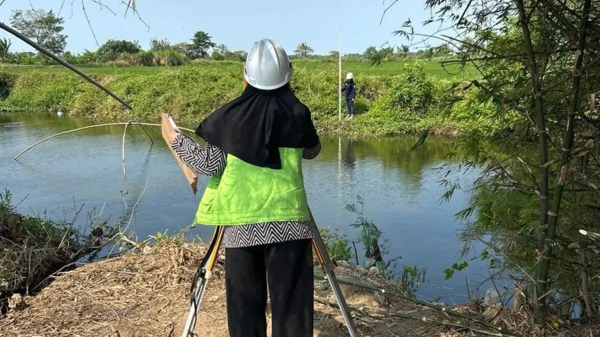 CEGAH BANJIR: Tim dosen dan mahasiswa teknik sipil Unim saat melakukan survei lapangan dan pengujian di lokasi tanggul. (Indah/JPRM)