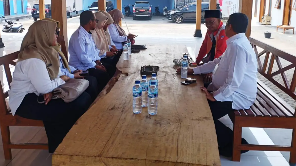 DIEVALUASI: Tim gabungan satgas MBG dan Dinkes Kabupaten Mojokerto saat melakukan monev rutin ke SPPG Kejagan, Kecamatan Trowulan, Rabu (9/9). (Indah/JPRM)