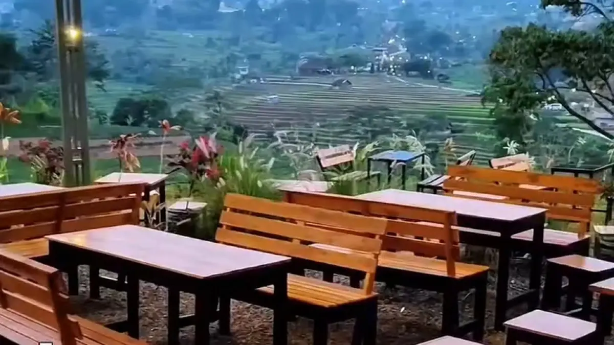 PANORAMA ALAM: Area makan terbuka Pawon D’Chef di Desa Tamiajeng, Kecamatan Trawas, menyuguhkan pemandangan hamparan terasering dari deretan meja dan bangku kayu.