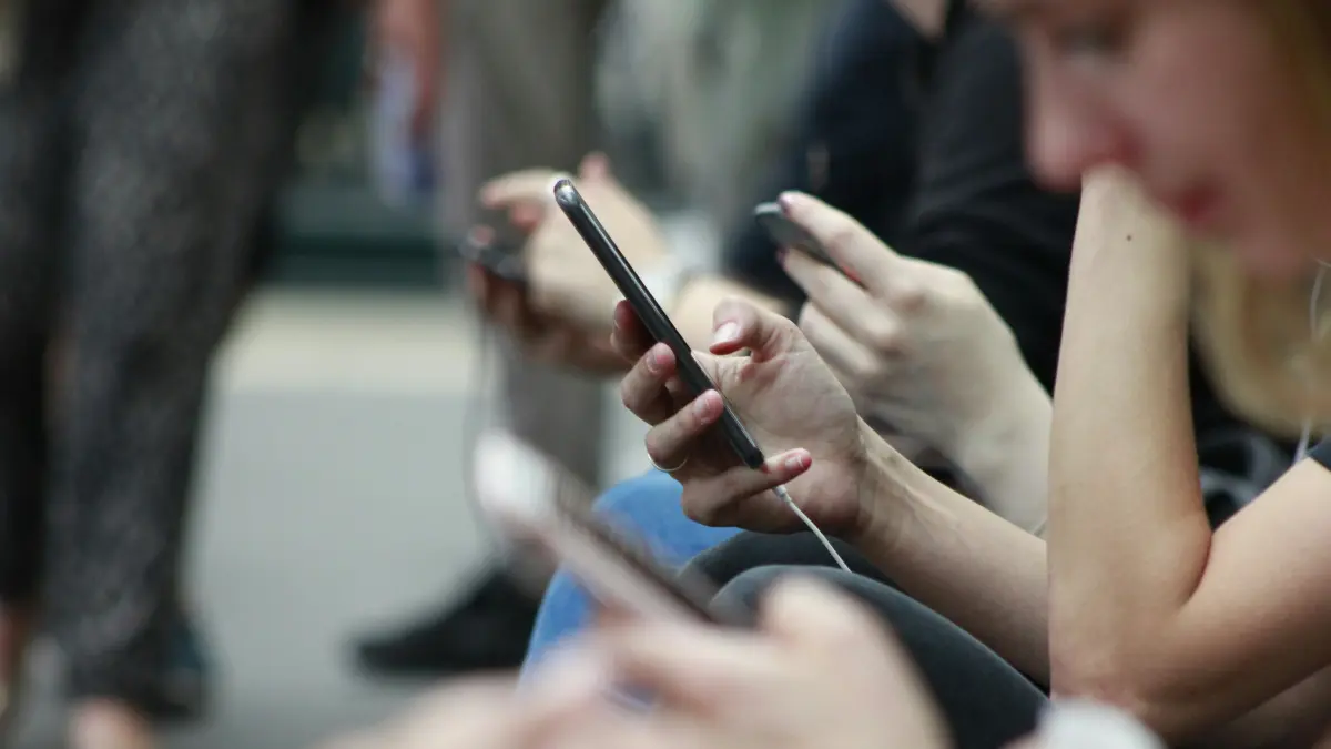 Terlalu banyak scroll konten pendek bisa membuat attention span menurun. (Foto: Robin Worrall/Unsplash)