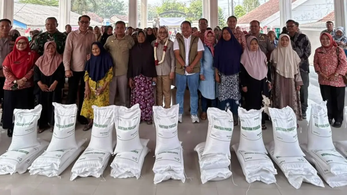 SALUKAN BANTUAN: Pimcab Perum Bulog Kantor Cabang Mojokerto Muhammad Husin bersama sejumlah kepala OPD Pemkab Mojokerto mendampingi anggota DPR RI Komisi IV Sadarestuwati menyalurkan bapang di Desa/Kecamatan Dlanggu, Kabupaten Mojokerto, Kamis (10/9). (Dori/JPRM)