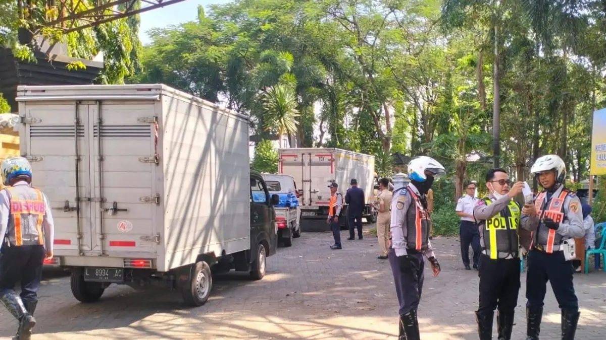 DIGALAKKAN LAGI: Petugas DPRKP2 dan Personel Satlantas Polres Mojokerto saat melakukan operasi gabungan di Jalan Brawijaya, Kecamatan Pungging, Juli lalu. (dok JPRM)