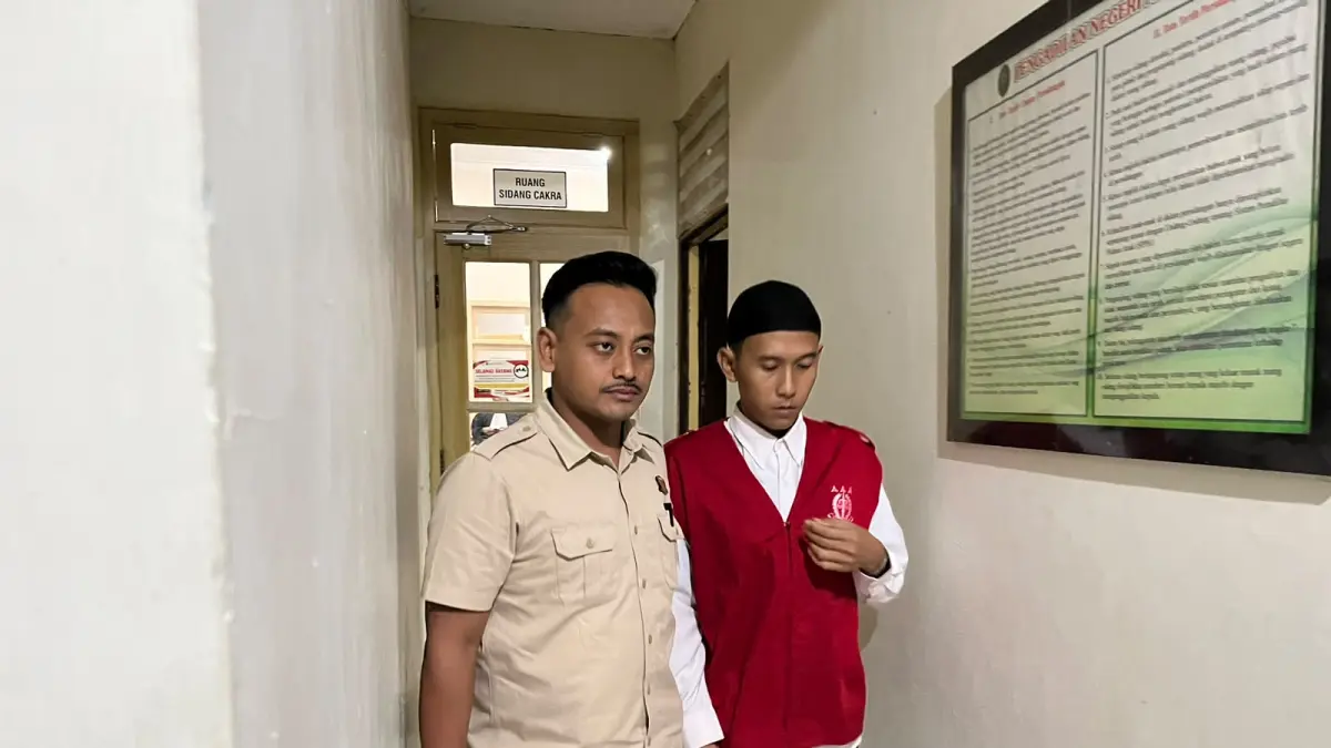 DIVONIS BERSALAH: SAGP, terdakwa kasus rudapaksa dan ancaman kekerasan terhadap pelajar SMA di Dawarblandong usai mengikuti sidang putusan di Pengadilan Negeri Mojokerto, Selasa (8/9). (Farisma/JPRM)