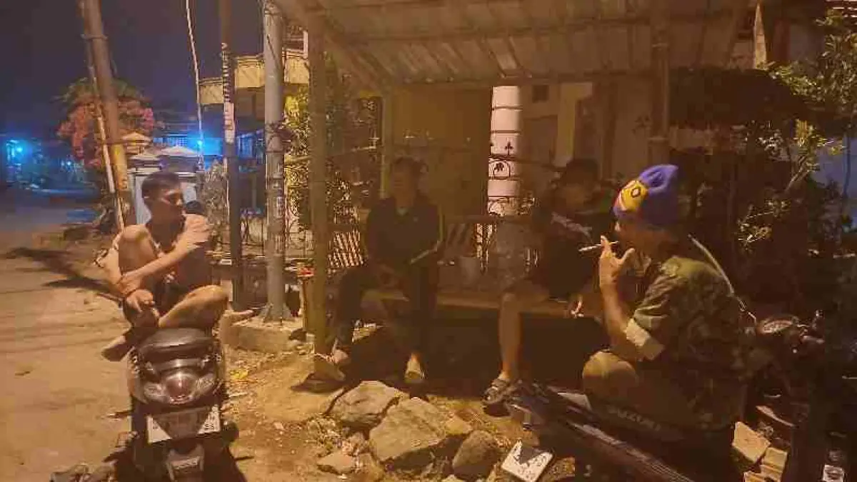 JAGA: Pemuda RT 003 Dusun Meduran, Desa Awang-Awang bersiap menjalankan poskamling (ronda).