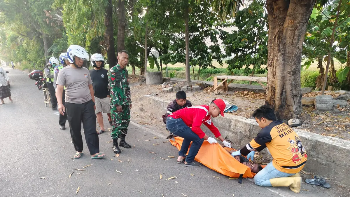 NAHAS: Petugas melakukan penanganan kecelakaan berujung maut di Jalan Kelurahan Gunung Gedangan, Kecamatan Magersari, Kota Mojokerto, Selasa (8/9) pagi. (Martda/JPRM)