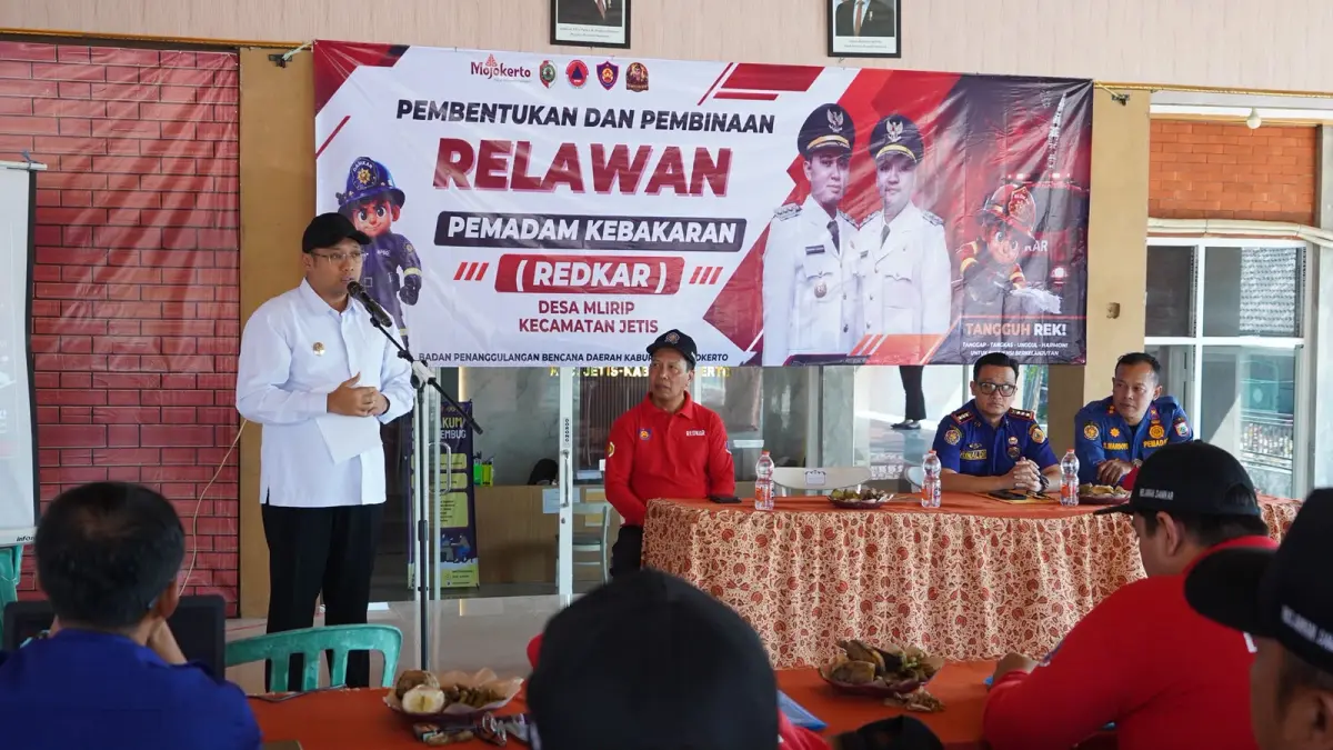 PEMBINAAN: Wabup Mojokerto dr Muhammad Rizal Octavian didampingi Kalaksa BPBD Rinaldi Rizal Sabirin saat pembentukan relawan pemadaman kebakaran di Desa Mlirip, Kecamatan Jetis, Rabu (26/8).&nbsp;(Rizal/JPRM)