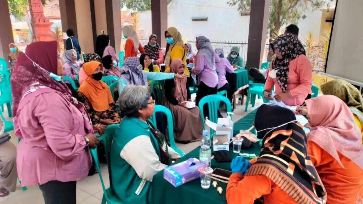 PERIKSA KESEHATAN:&nbsp;Warga Desa Sidoharjo, Kecamatan Gedeg memadati balai desa untuk menjalani CKG oleh petugas medis UPTD Puskesmas Lespadangan, baru-baru ini.