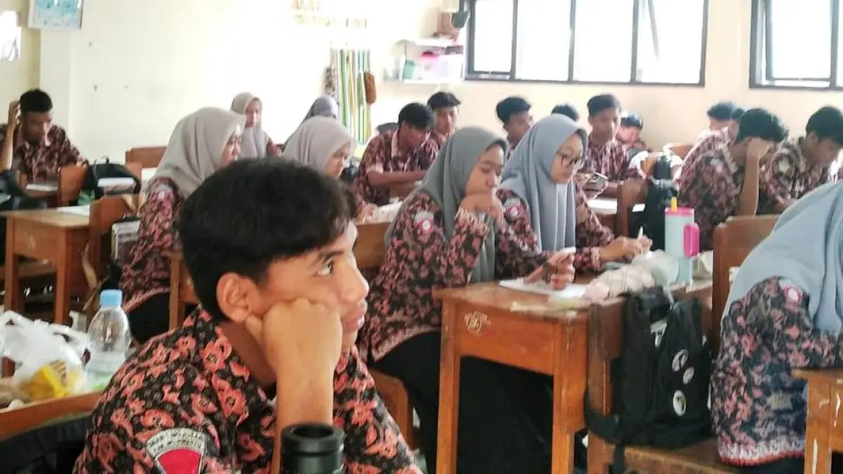 SIAP BERPARTISIPASI: Siswa SMA Negeri 1 Mojosari saat mendapatkan pelajaran tambahan sebelum menghadapi TKA. (Indah/JPRM)