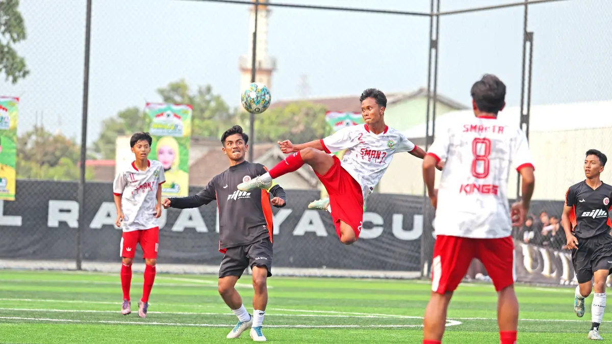 DUEL SENGIT: Penggawa SMAN 7 Kediri berusaha menjangkau bola atas agar tidak dikuasai pemain-pemain SMAN 3 Nganjuk, di Inzia Minisoccer, Kabupaten Kediri, Jumat (11/9). (Wahyu Aji F./Radar Kediri)