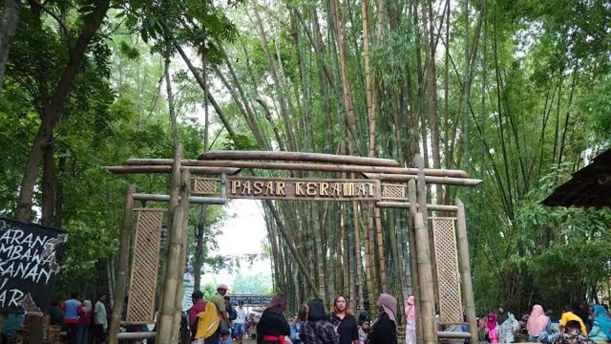 Pasar Keramat Pacet Mojokerto (Sumber : diswaymojokerto)