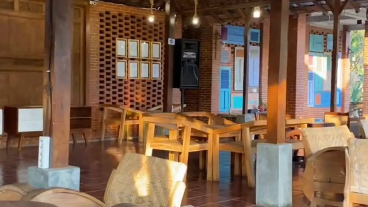Suasana interior Tjingkir Songo Trawas dengan dominasi material kayu dan konsep ruang terbuka, menghadirkan nuansa Jawa tempo dulu yang nyaman untuk bersantai.