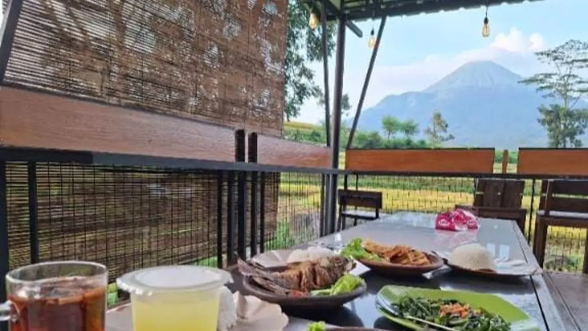 Suasana santai menikmati kulineran di Kafe Loreomah, kafe dengan latar hamparan sawah hijau dan gunung Penanggungan yang memanjakan mata berpadu dengan angin sejuk pegunungan.
