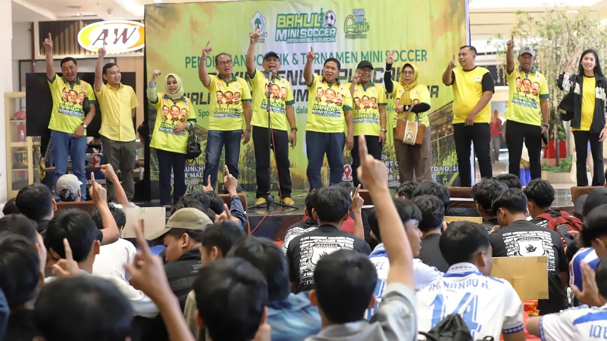 SOSIALISASI POLITIK: Wakil Ketua Bidang Pemenangan Pemilu Wilayah V DPD Partai Golkar Jatim Sumardi bersama jajaran pengurus DPD Partai Golkar Kabupaten dan Kota Mojokerto saat menyampaikan pendidikan politik kepada anak-anak muda peserta turnamen Bahlil Mini Soccer Zona Mojokerto-Jombang di Ballrom Lumina, Sunrise Mall Mojokerto, Jalan Benteng Pancasila, Kota Mojokerto, Sabtu (12/9). (Sofan Kurniawan/JPRM)