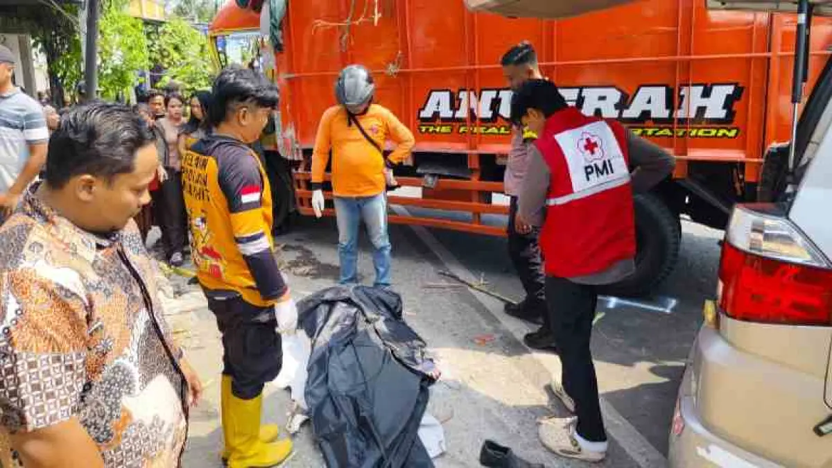 DIEVAKUASI: Petugas mengevakuasi jasad korban ke kamar mayat RSUD RA Basoeni Gedeg untuk divisum, Jumat (11/9).