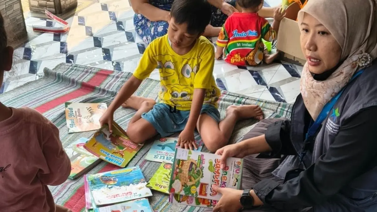 TUMBUHKAN BUDAYA LITERASI: Anak-anak di Desa Sadartengah, Kecamatan Mojoanyar, mengikuti kegiatan membaca dan mewarnai&nbsp; pada momen peringatan HUT ke-81 RI. (dok Relima Kabupaten Mojokerto for JPRM)
