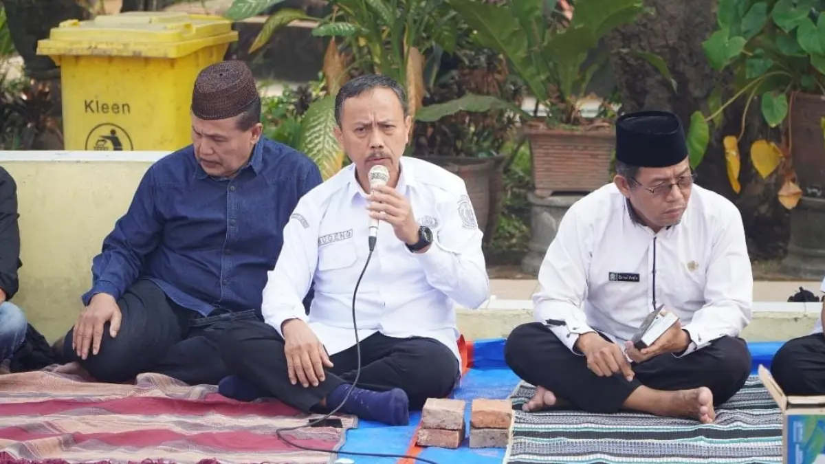 DOA BERSAMA: Kepala SMAN 1 Sooko Sugeng Wibawa memimpin doa saat prosesi peletakan batu pertama pembangunan gedung indoor SMAN 1 Sooko, Rabu (9/9). (Indah/JPRM)