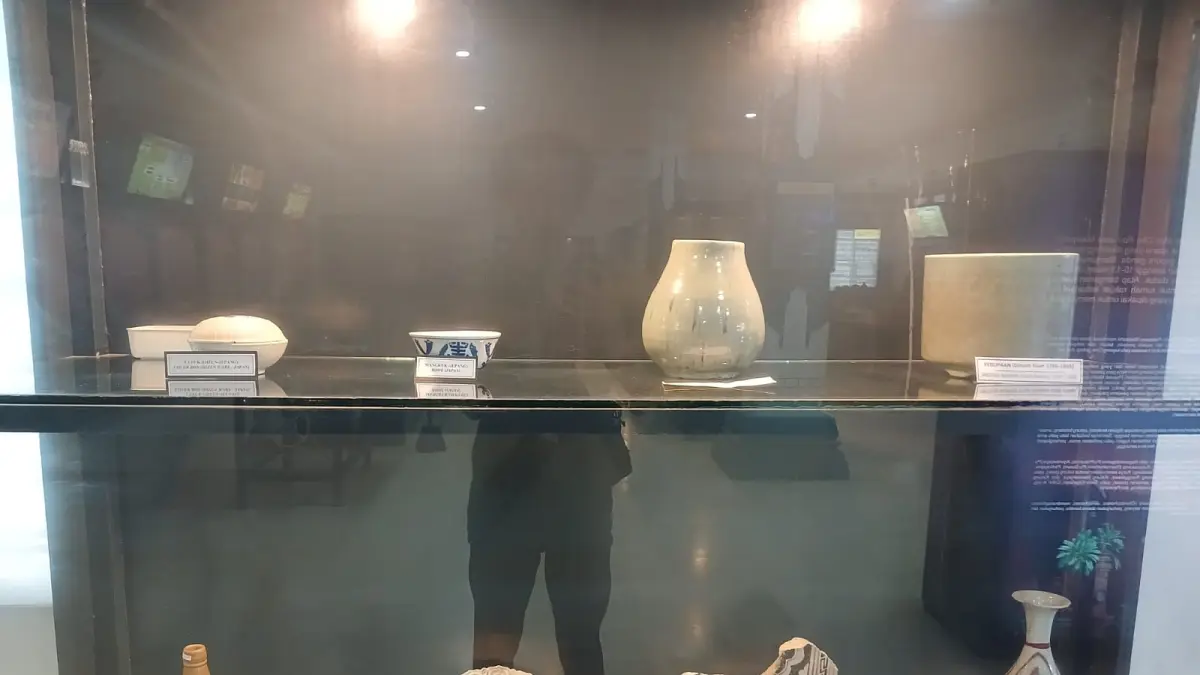 KUNO: Aneka benda berbahan keramik dari Cina di masa Kerajaan Majapahit koleksi Museum Majapahit, Trowulan. (Adi/JPRM)
