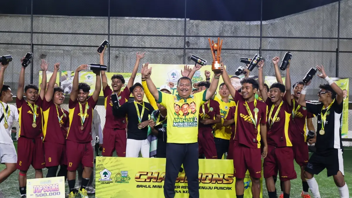 LANJUT KE ZONA LIMA: Ketua DPD Partai Golkar Jatim Ali Mufthi menyerahkan piala kepada tim SMAN 6 Kediri yang keluar sebagai juara Bahlil Mini Soccer Asyik Menuju Puncak Zona 4 Kediri Raya, Jumat (11/9) lalu. (Wahyu Aji F. / Radar Kediri)