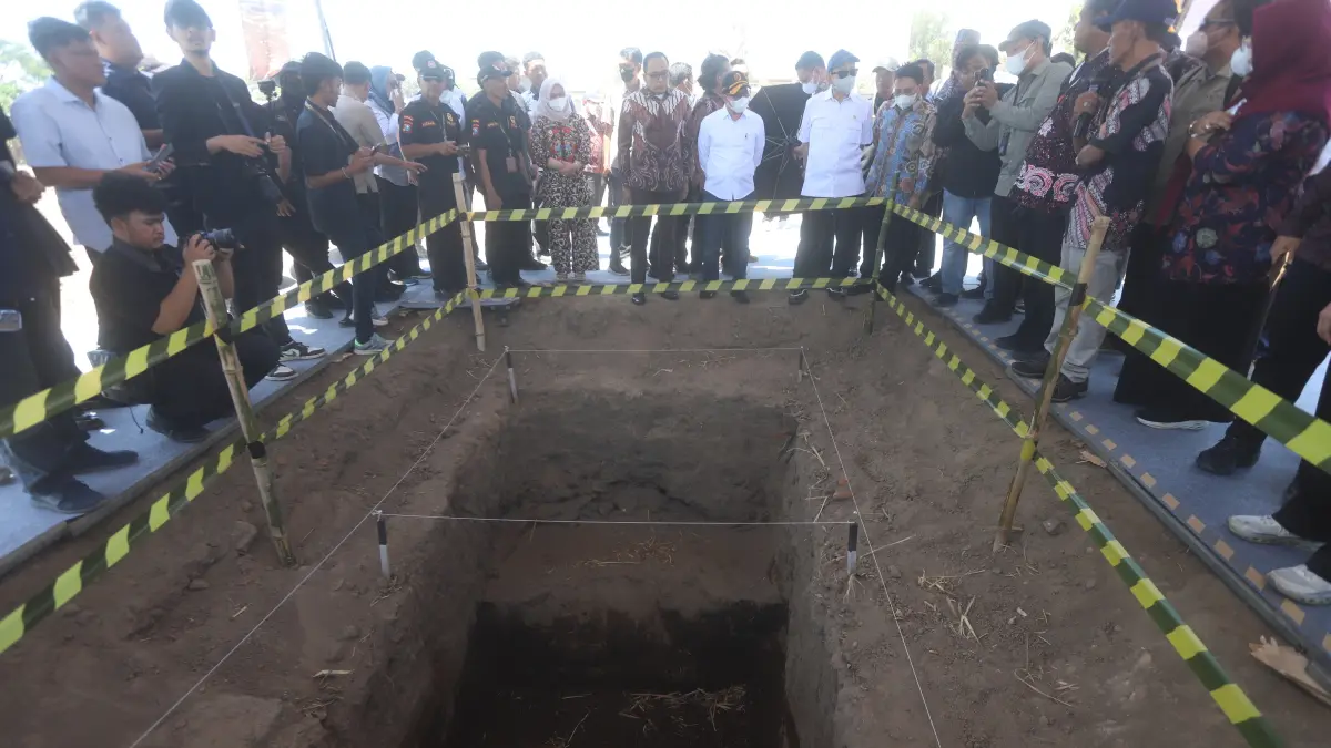 GROUNDBREAKING: Menteri Kebudayaan Fadli Zon (tengah, bertopi biru), didampingi Bupati Mojokerto Muhammad Albarraa, Wali Kota Mojokerto Ika Puspitasari, dan jajaran Kementerian Kebudayaan mengamati lokasi revitalisasi sebelum melakukan peletakan batu pertama di Museum Majapahit, Desa/Kecamatan Trowulan, Kabupaten Mojokerto, Minggu (13/9). (Sofan Kurniawan/JPRM)