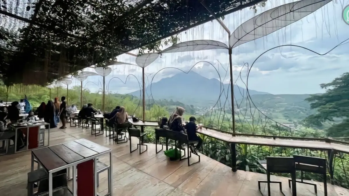 Menatap keindahan Gunung Penanggungan langsung di Panorama Kafe Trawas, tempat sempurna untuk pergi berlibur atau bersantai bersama keluarga.