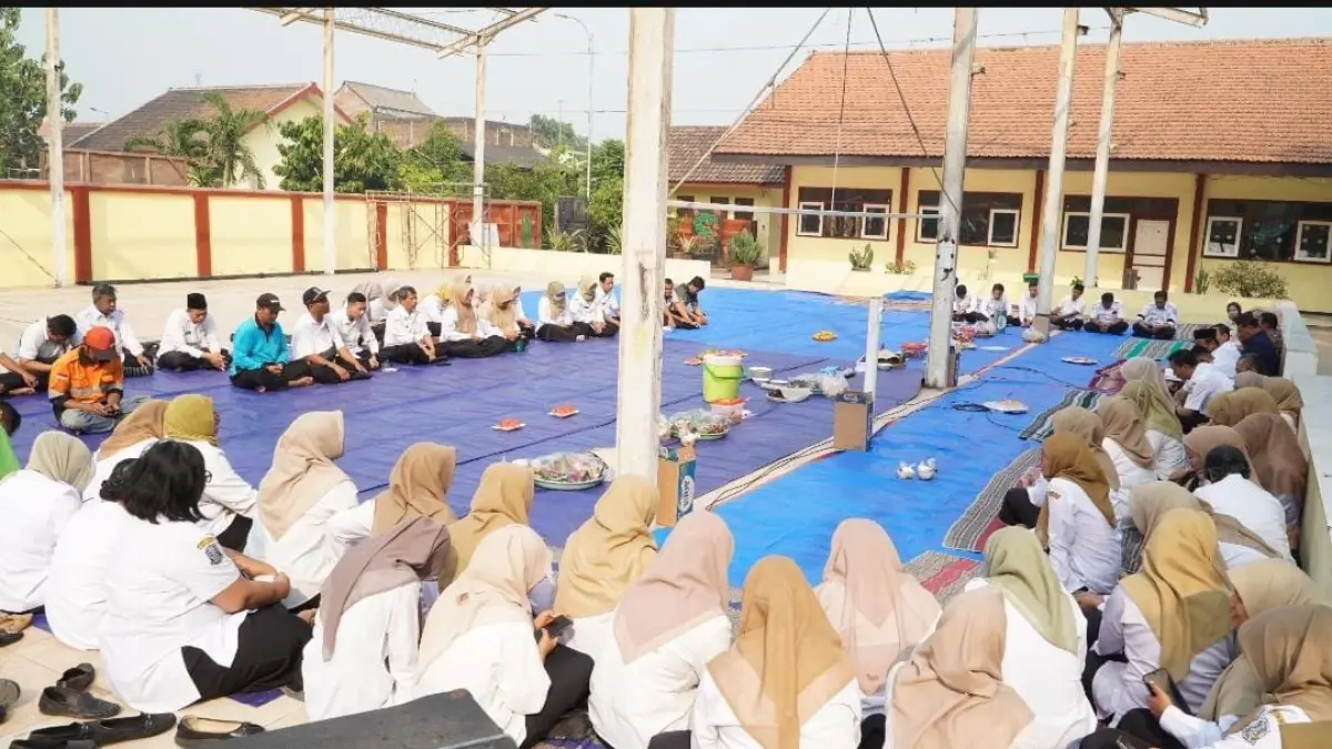 MOHON KELANCARAN: Keluarga besar SMAN 1 Sooko mengikuti doa bersama sebelum peletakan batu pertama pembangunan gedung indoor SMAN 1 Sooko.