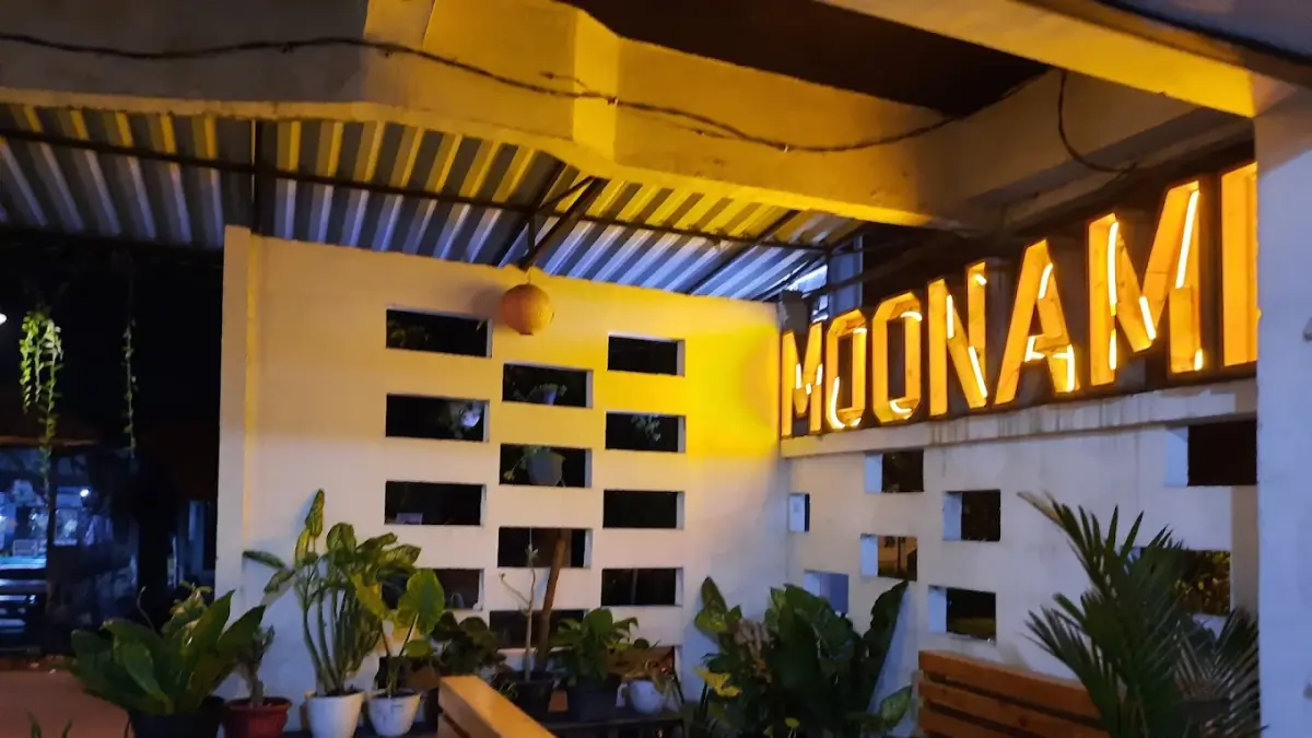 SUASANA: Area Monami Cafe Mojosari dengan deretan tempat duduk dan tanaman di sekitar kafe.