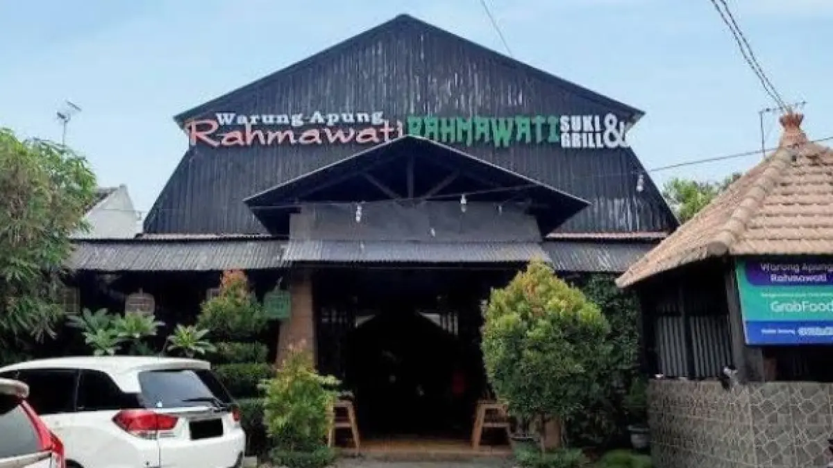 Tampak depan bangunan Warung Apung Rahmawati, surganya kuliner khas Jawa Timur