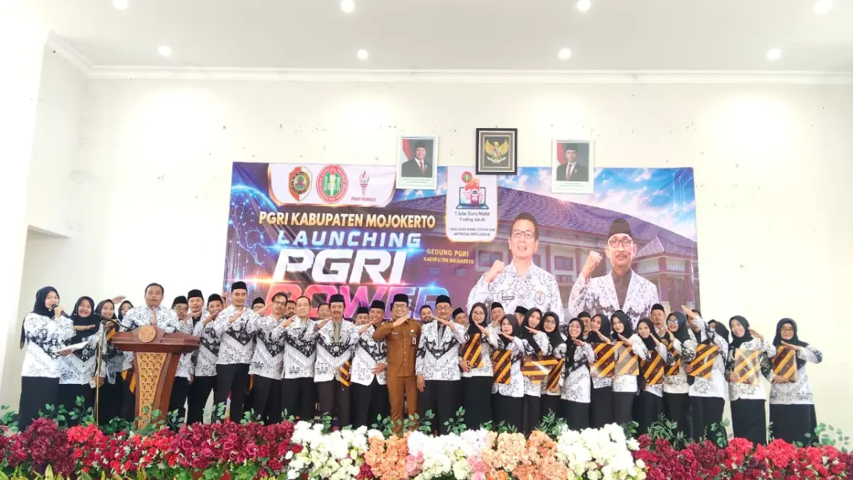 ANTUSIASME: Kepala Dispendik Kabupaten Mojokerto Amsar Azhari Siregar bersama pengurus PGRI Kabupaten Mojokerto usai launching program PGRI Power di Gedung PGRI Kabupaten Mojokerto, Senin (14/9). (Indah/JPRM)