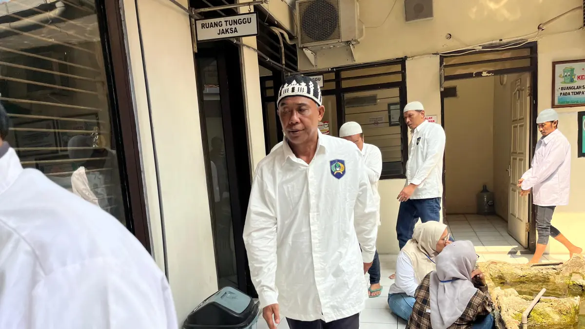 APES: Misrianto dan Abdul Rosid Wijaya, terdakwa penipuan dengan modus dukun palsu pengganda uang saat menjalani sidang di Pengadilan Negeri Mojokerto, Senin (14/9). (Farisma/JPRM)