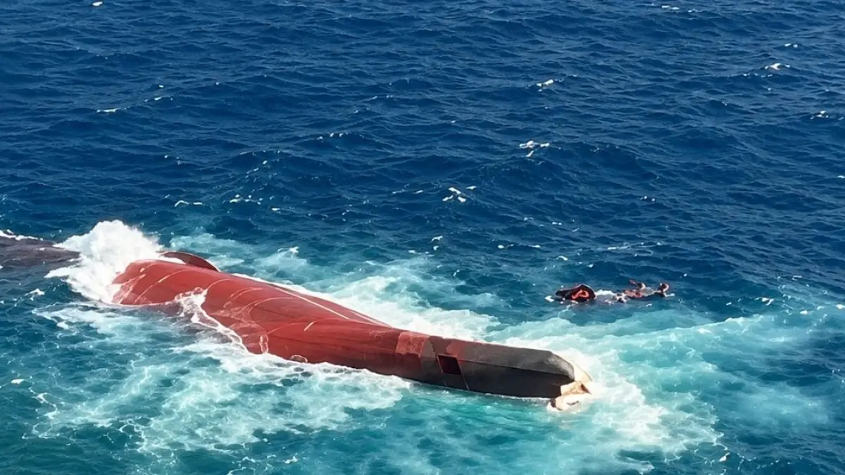 Kapal Virgo Transport 8 mengalami kecelakaan di Laut Jawa setelah menghadapi cuaca buruk dan hantaman ombak. Penyebab pasti masih dalam investigasi.