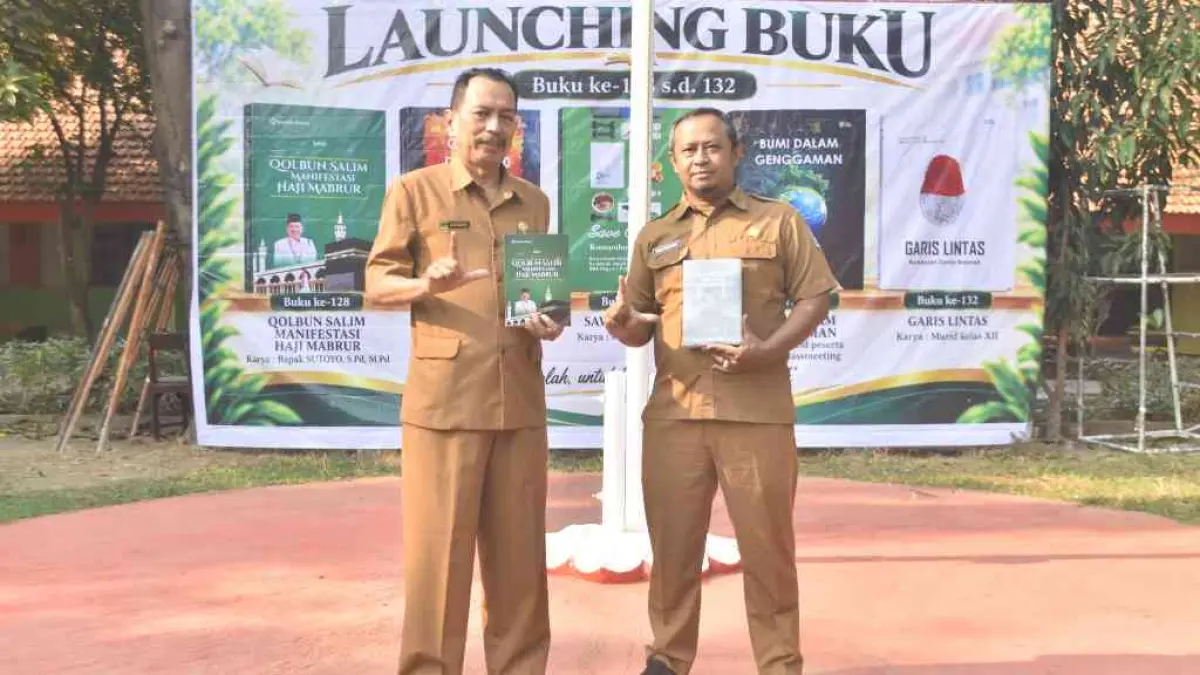 Kepala SMAN 1 Puri H. Sutoyo, S.Pd, M.Pd dan guru sejarah setempat Fendy Suhartanto.