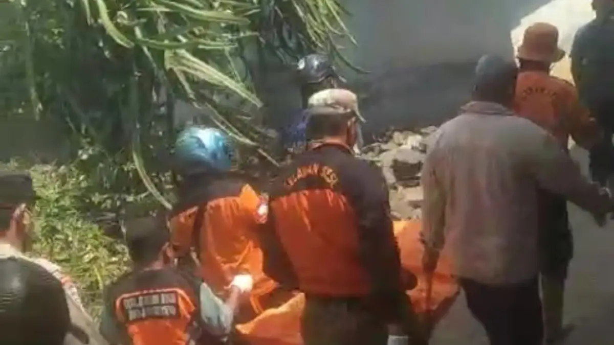MIRIS: Anggota relawan mengevakuasi jenazah Warni, 67, warga Dusun Kleco, Desa Centong, Kecamatan Gondang, Kabupaten Mojokerto yang ditemukan meninggal dunia di rumahnya, Senin (14/9). (Martda/JPRM)