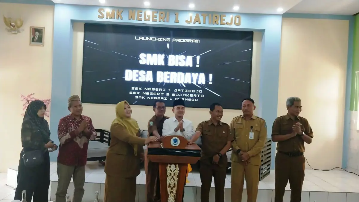 PENGGERAK PEMBANGUNAN: Momen peluncuran program SMK Bisa, Desa Berdaya, di SMK Negeri 1 Jatirejo.