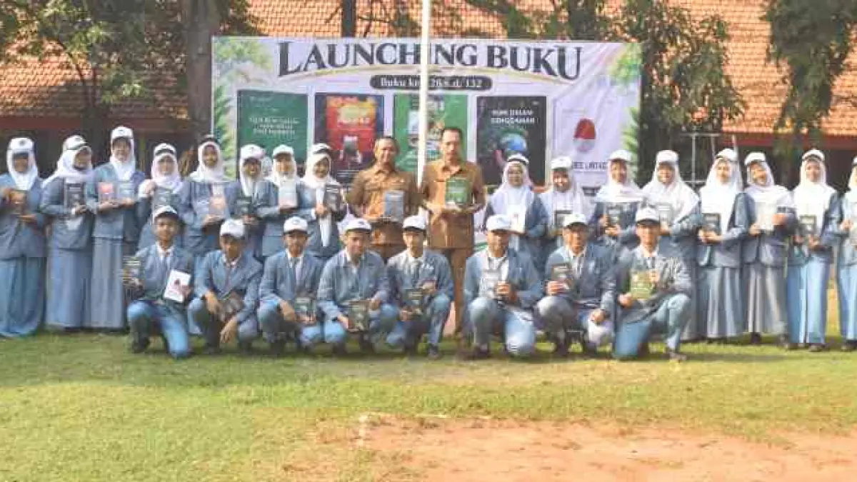 PRODUKTIF: Pelucuran karya tulis warga SMAN 1 Puri dari kepala sekolah, guru dan siswa.