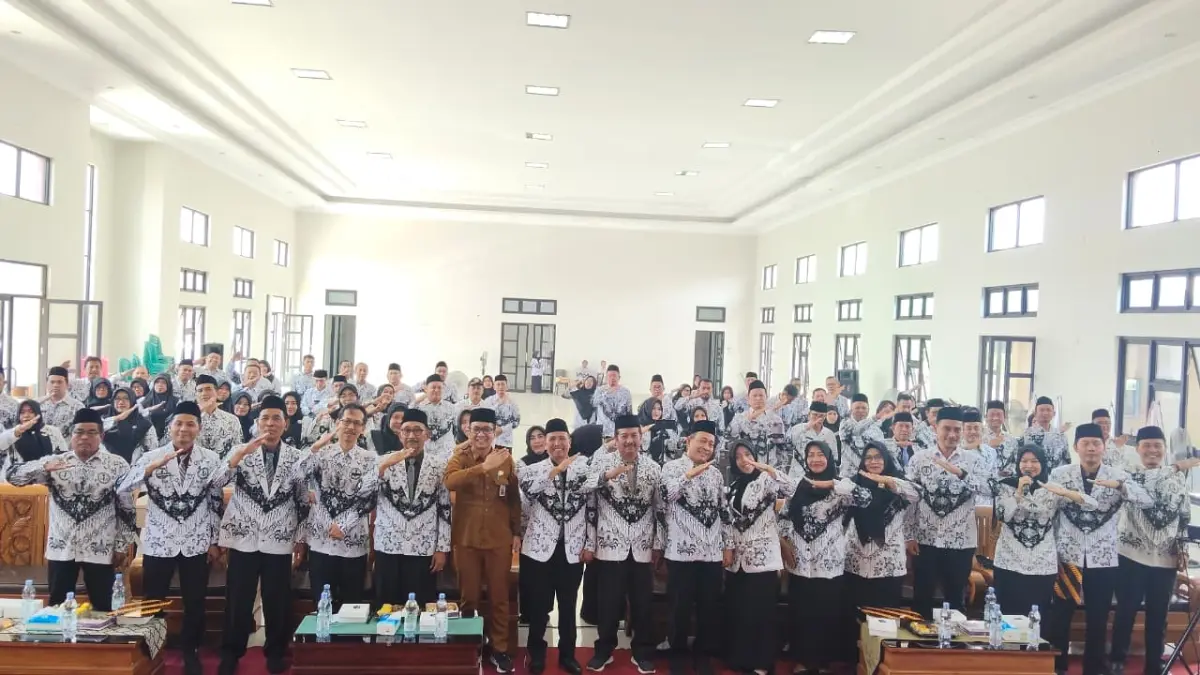 RESMI DILUNCURKAN: Suasana kegiatan launching program sekaligus pembacaan deklarasi PGRI Power.