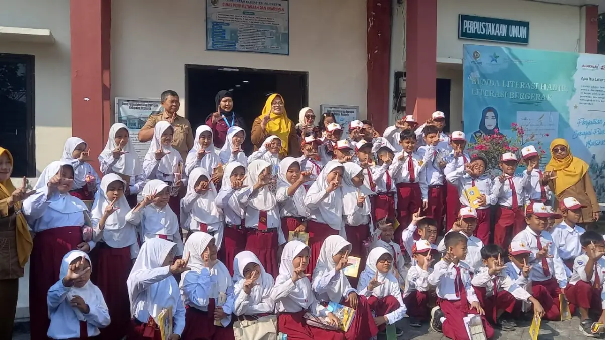 TAMBAH WAWASAN: Siswa SDN Gayaman mengikuti kegiatan literasi di Pojok Cerita Seru perpustakaan daerah Disperka Kabupaten Mojokerto dalam rangka Hari Kunjungan Perpustakaan 2026, Senin (14/9). (Indah/JPRM)