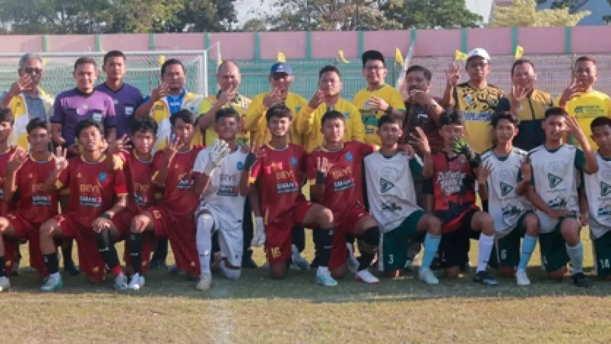 SPORTIVITAS: Bendara DPD Partai Golkar Jatim Eko Wahyudi (tengah atas) berfoto bersama jajaran DPD Partai Golkar Jatim dan DPD Partai Golkar tiga kabupaten jelang laga final di Stadion Letjend Soedirman (SLS) kemarin (15/8). Hasilnya SMAN 3 Bojonegoro berhasil meriah juara pertama dalam Turnamen Bahlil Minisoccer Asyik Menuju Puncak Zona 5 Bojonegoro, Tuban, dan Lamongan. (Andika Feriawan/RDR.BJN)