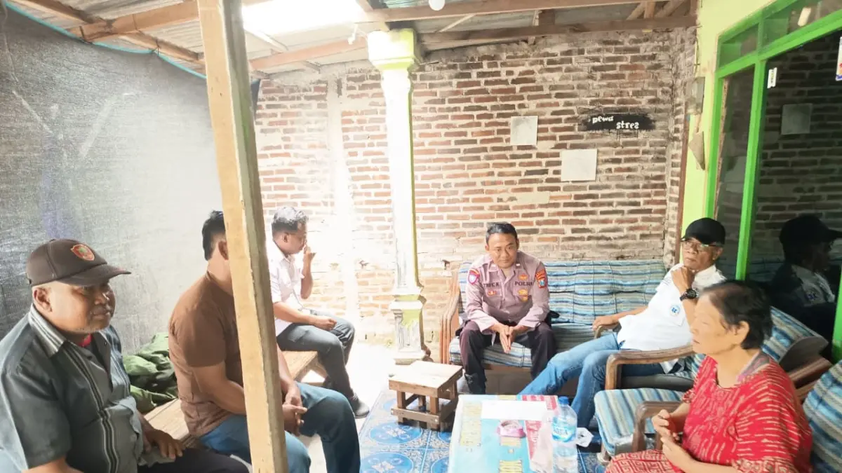DITELUSURI: Petugas PMI Kabupaten Mojokerto dan Polsek Dlanggu saat melakukan asesmen terhadap keluarga Aji Karyono, warga Dusun/Desa Ngembeh, Kecamatan Dlanggu, yang menjadi salah satu penumpang KM Virgo Transport 8, Selasa (15/9). (Rizal/JPRM)