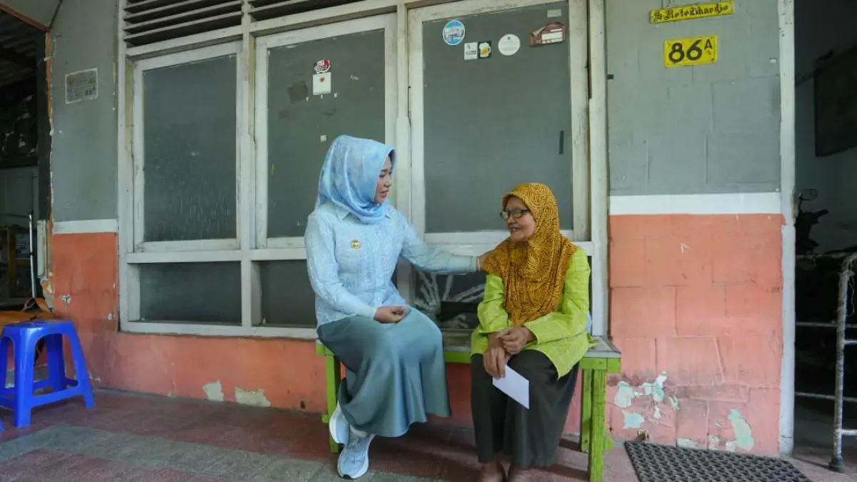 MELAYANI: Wali Kota Mojokerto Ika Puspitasari melaksanakan kunjungan rumah ke kediaman lansia penerima Bansos Lansia Kurang Mampu. Belakangan warga ramai-ramai mengeluhkan perubahan desil yang berdampak hilangnya bansos. (dok Pemkot Mojokerto for JPRM)