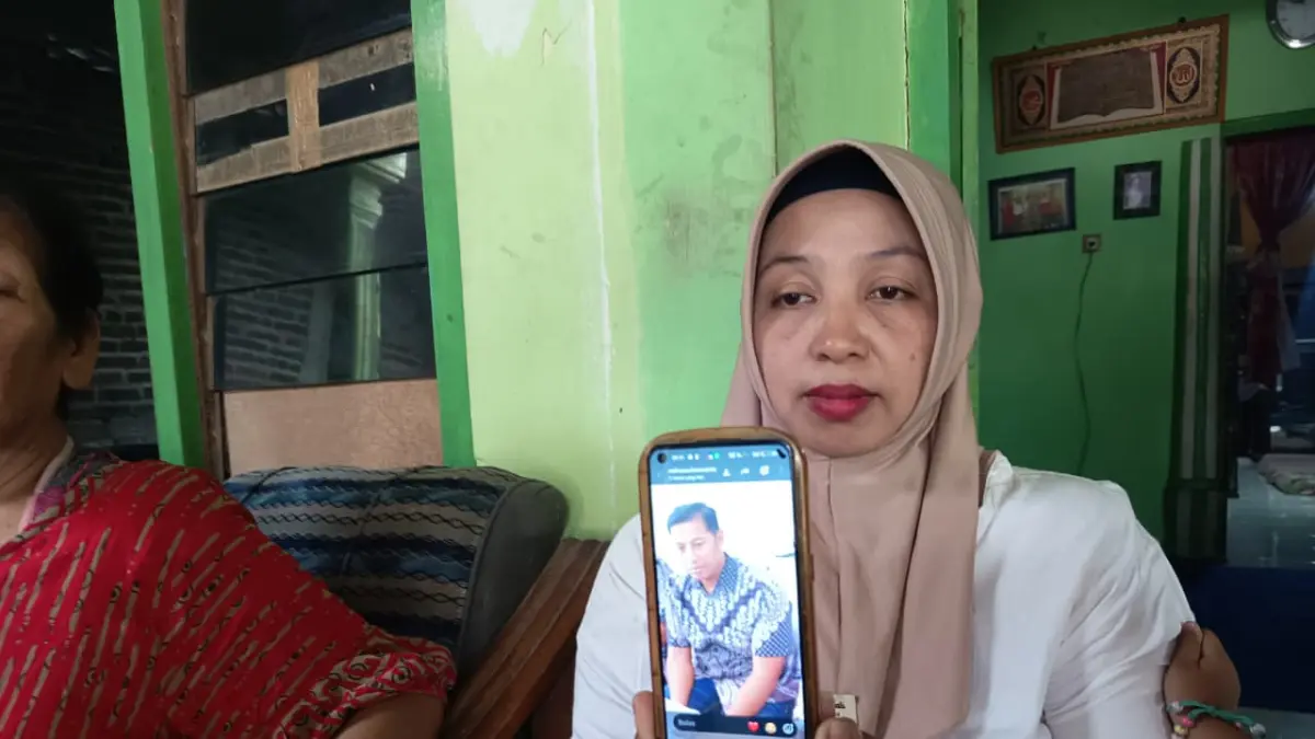 BERHARAP TERBAIK: Sulin Tri Utami, warga Dusun Bungkem, Desa Kwedenkembar, Kecamatan Mojoanyar, Kabupaten Mojokerto yang menanti kepulangan Munawi, suaminya yang ditemukan selamat pascaperistiwa terbaliknya Kapal Motor (KM) Virgo Transport 8, Selasa (15/9). (Rizal/JPRM)