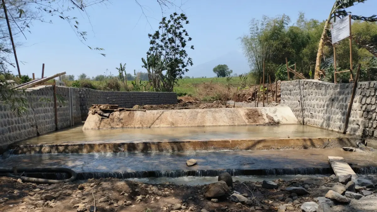ON PROGRESS: Pengerjaan Peningkatan Jaringan Irigasi Cakarayam II kini mencapai 85 persen, Selasa (15/9). (Dori/JPRM)