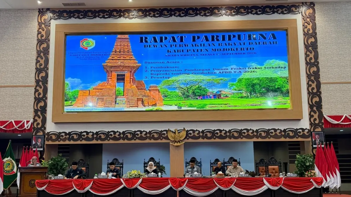 TAHAPAN PEMBAHASAN: Ketua DPRD Kabupaten Mojokerto Ayni Zuroh didampingi Wakil DPRD Khoirul Amin dan Hartono saat memimpin Rapat Paripurna DPRD Kabupaten Mojokerto, Selasa&nbsp;(15/9). (Dori/JPRM)