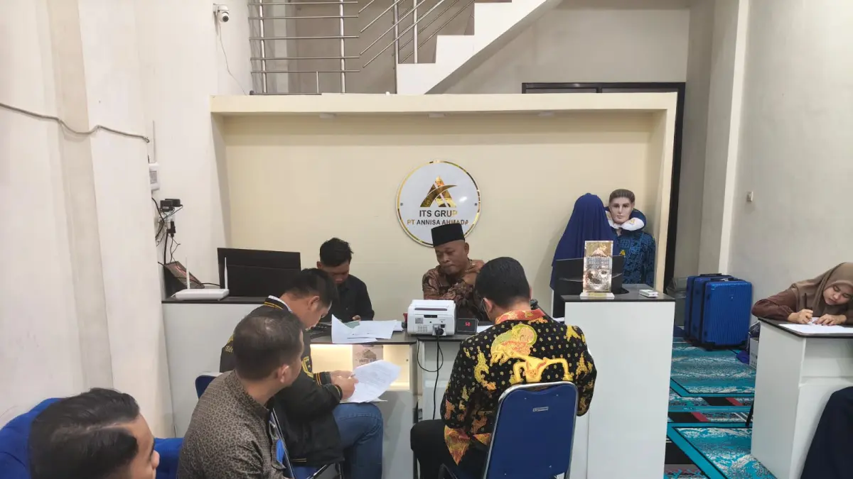 TERKATUNG-KATUNG:&nbsp;Calon jemaah umrah kembali mendatangi kantor Cabang PT Annisa Ahmada Travelindo di Jalan PB Sudirman, Kota Mojokerto, Selasa (15/9). (Farisma/JPRM)